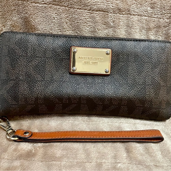Michael Kors Zip Wallet - Picture 1 of 6
